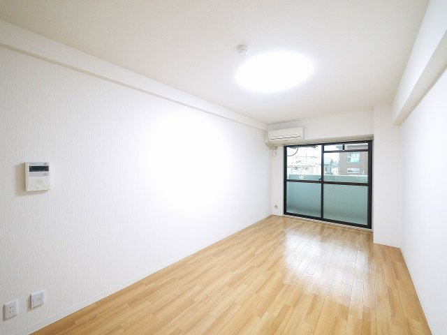 居室・リビング　明るい洋室です。