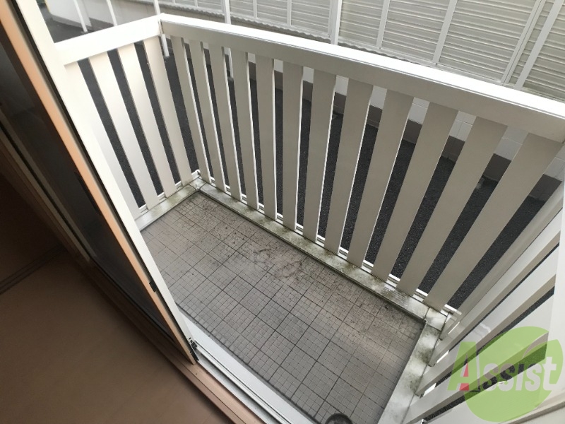 バルコニー　バルコニーは洗濯物を干すのに十分な広さがありますね。