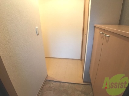 玄関　玄関からの様子です。すぐ部屋が見えないのは安心ですね。