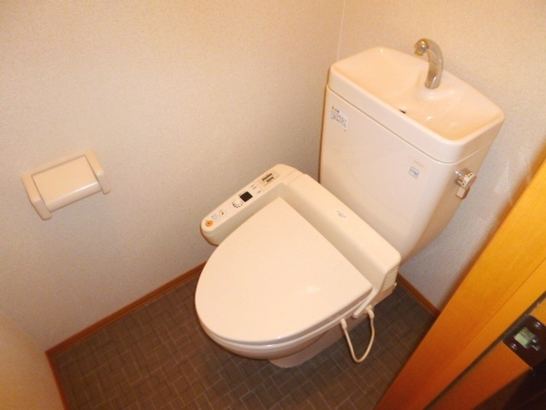 トイレ　温水洗浄便座付きのトイレです♪