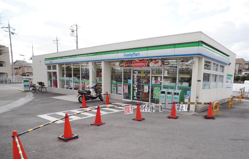 コンビニ　ファミリーマート宝塚山本駅前店（コンビニ）まで414m