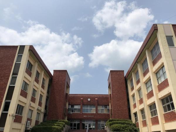 中学校　飯塚市立穂波西中学校（中学校）まで696m