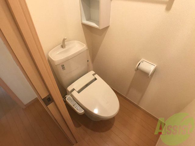 トイレ　こちらウォシュレットトイレです。サイドには棚もあり便利そう。