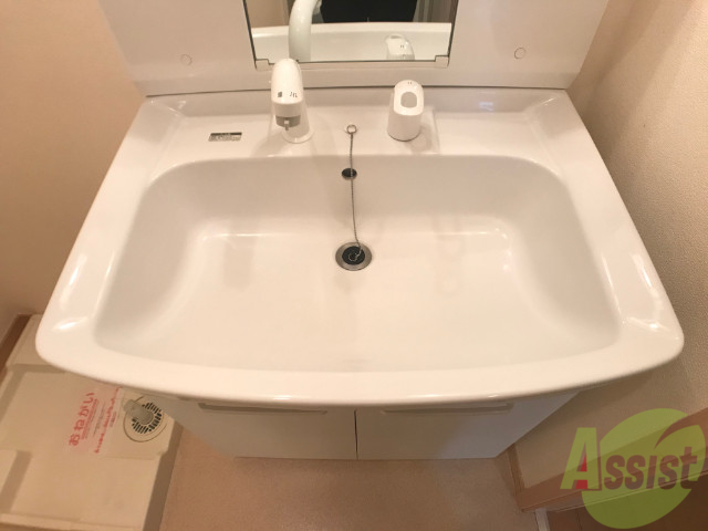 洗面設備　こちらは独立洗面台です。朝の身支度はここで整えられますね。