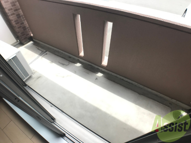 バルコニー　バルコニーです。洗濯物を干せるスペースもあります。