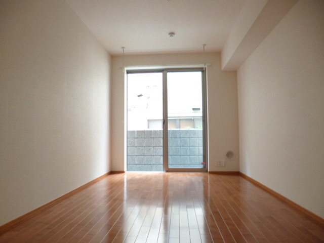 居室・リビング　★洋室は広々８帖です★