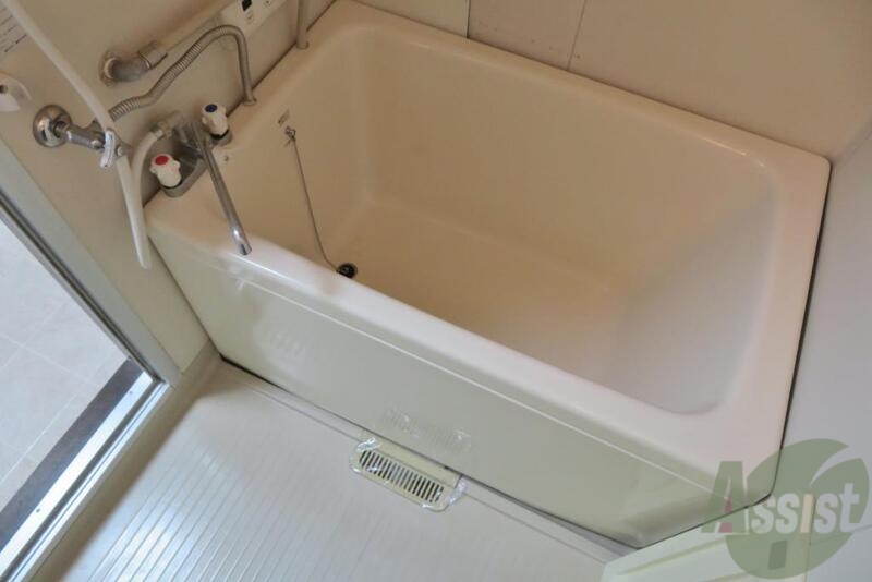 バス・シャワールーム　浴室はゆっくりと浸かれそうなサイズ感になっています。