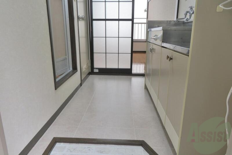 玄関　玄関を入って右にキッチンがあり左は浴室になります。