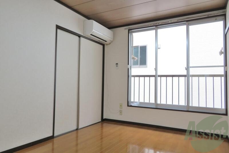 居室・リビング　リビングは６帖で一人暮らしの方にオススメです。