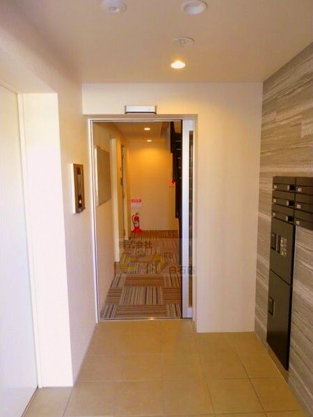 エントランス　留守中でも荷物が受け取れて便利な宅配ＢＯＸ完備しています♪