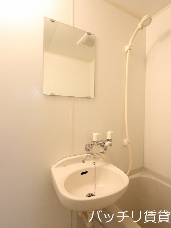 洗面設備　別号室タイプの為、現状を優先致します。