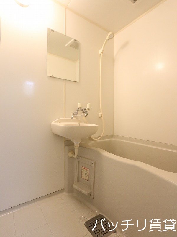バス・シャワールーム　別号室タイプの為、現状を優先致します。