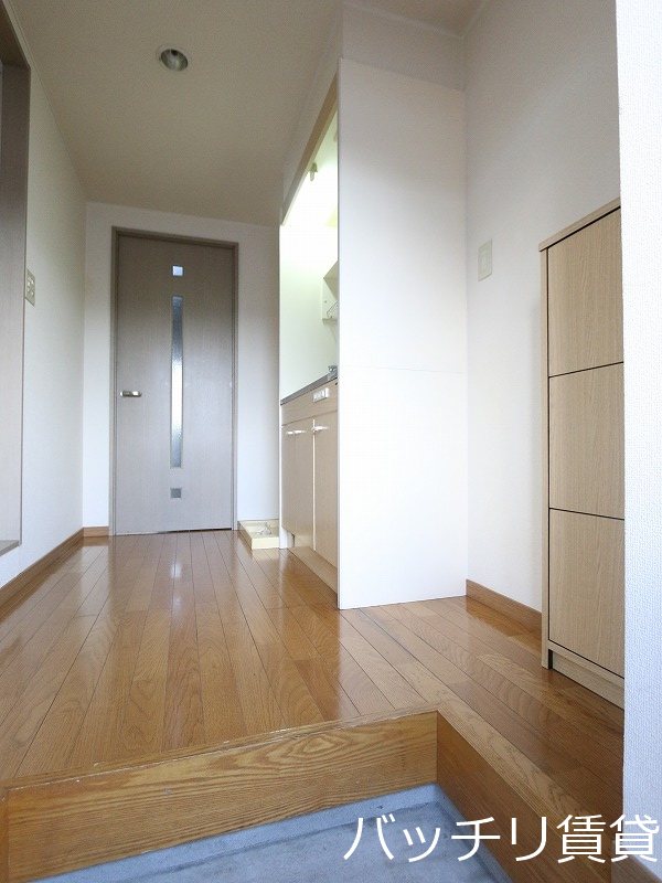 玄関　別号室タイプの為、現状を優先致します。