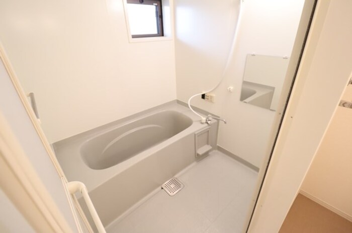 バス・シャワールーム　追い焚き給湯式浴室（小窓付）