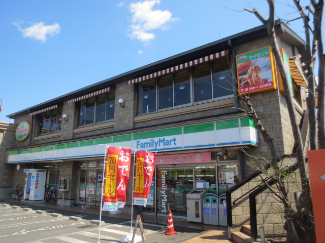 コンビニ　ファミリーマート大泉インター店（コンビニ）まで297m