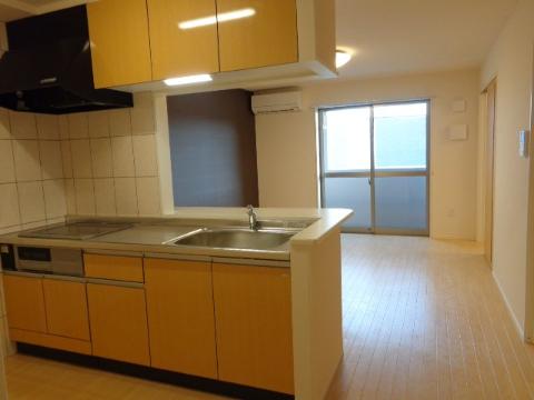 キッチン　キッチンとリビング