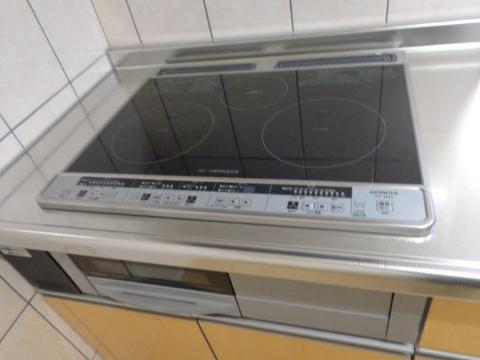 キッチン　3口のIHヒーター