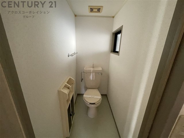 トイレ　窓付きで換気に便利♪