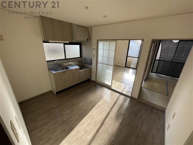 居室・リビング　床色が落ち着いた色合いで綺麗です♪