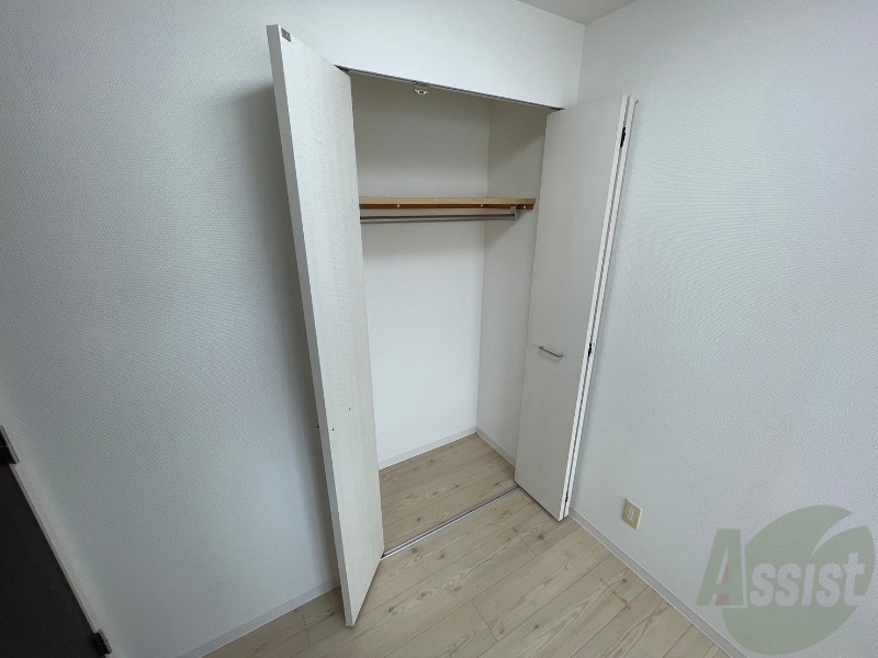 収納　こちらの収納にはハンガーをかけて服もしまえますね。