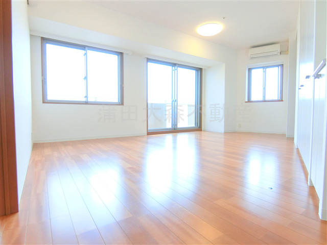 居室・リビング　リビング　角部屋南向き　二面採光で陽当り良好！