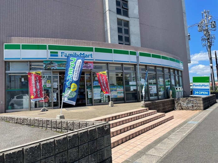 コンビニ　ファミリーマート日進竹の山店（コンビニ）まで120m