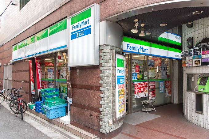 コンビニ　ファミリーマート 湯島駅前店（コンビニ）まで94m