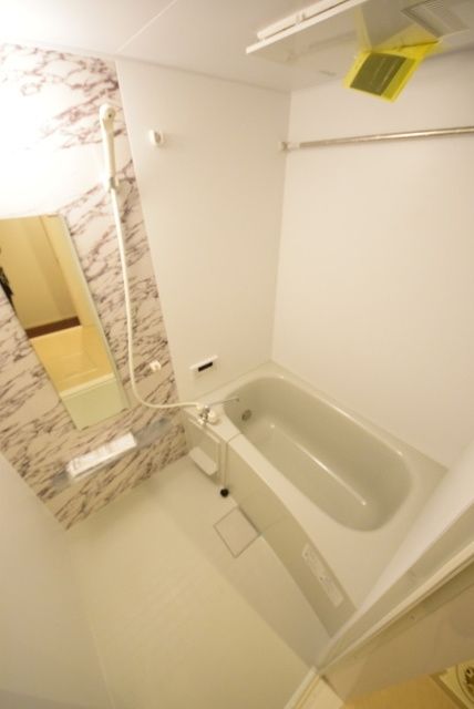 バス・シャワールーム　浴室乾燥機と追い焚き完備