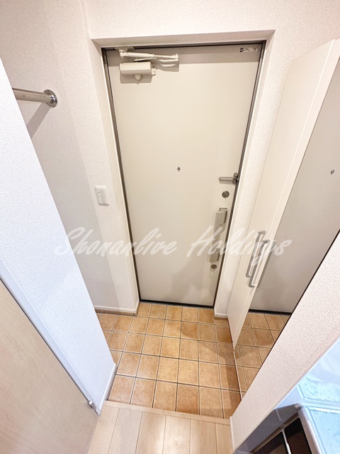 玄関　コート掛け・大型シューズボックス付き