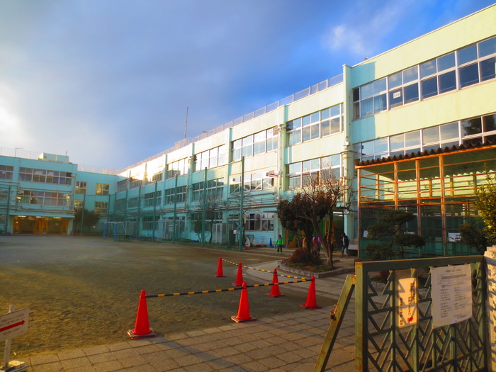 小学校　国立市立第一小学校（小学校）まで276m