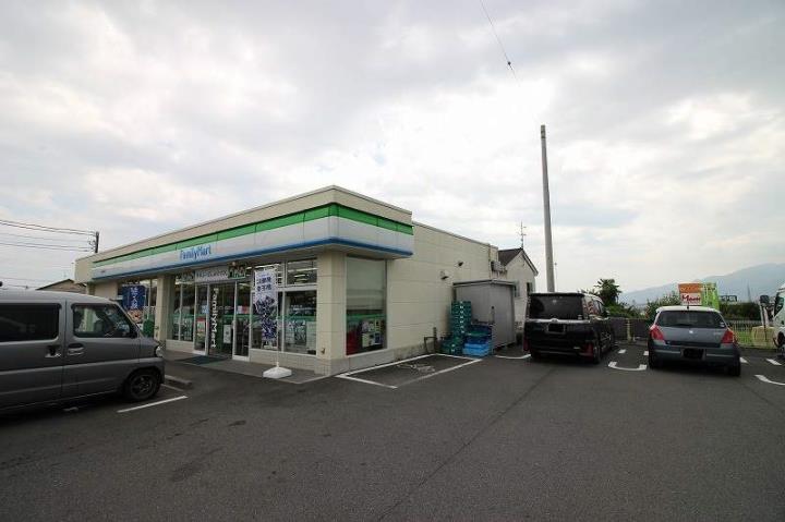 コンビニ　ファミリーマート（コンビニ）まで555m