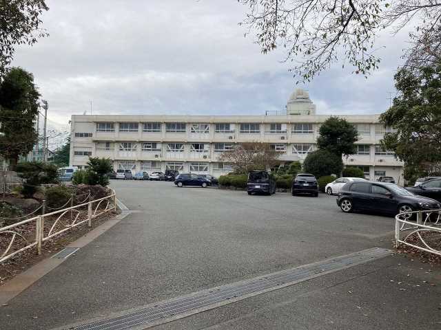 中学校　鷹岡中学校（中学校）まで1061m