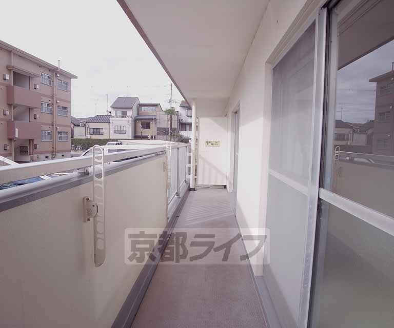 バルコニー　長くて大きなバルコニーです。