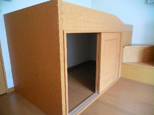 収納　ベット下にも奥行きのある収納があります。