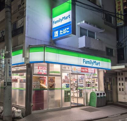 コンビニ　ファミリーマート（コンビニ）まで429m