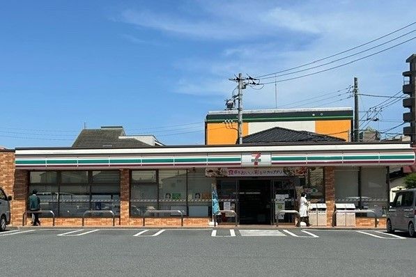 コンビニ　セブンイレブン（コンビニ）まで300m