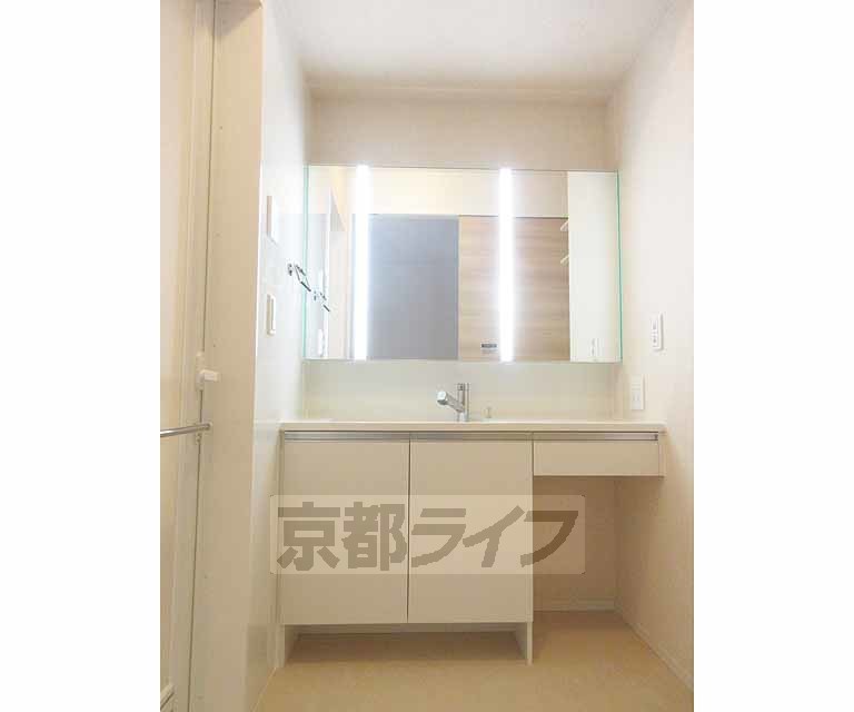 洗面設備　三面鏡の独立洗面台・