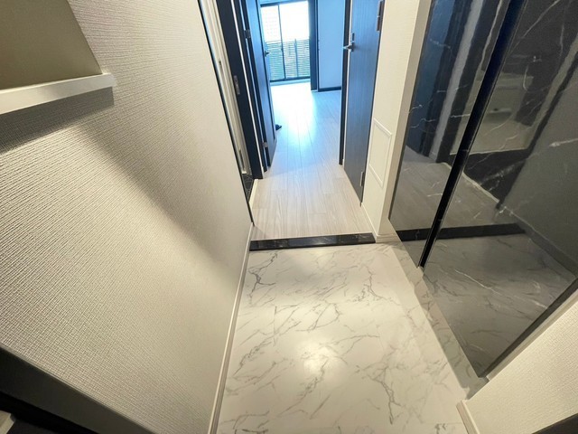 玄関　別の１号室です