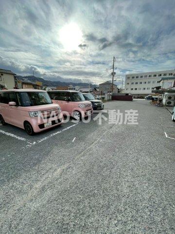 駐車場　駐車場に車を止められます