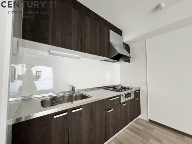 キッチン　3口ガスコンロ付きのおしゃれなキッチン