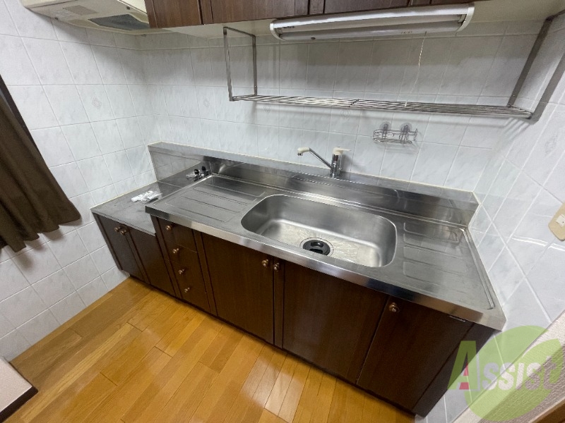 キッチン　２口ガスコンロも問題なく設置でき、収納もあります。