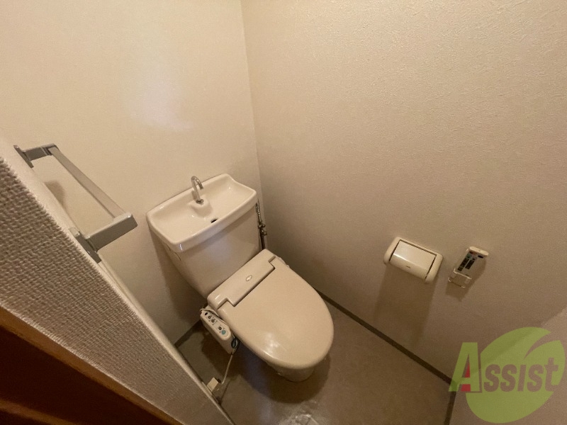 トイレ　温水洗浄便座付きのトイレは、使用しやすくうれしいですね。