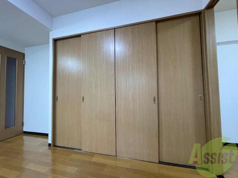 収納　洋室にある収納スペースは十分な広さがあると思います。