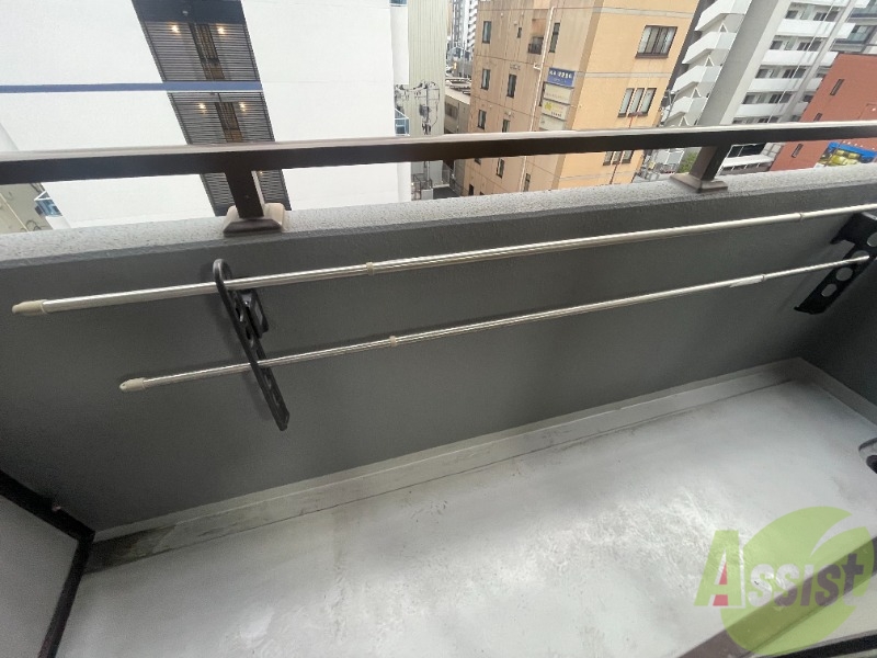 バルコニー　バルコニースペースも広く、洗濯物も問題なく干せそうですね。