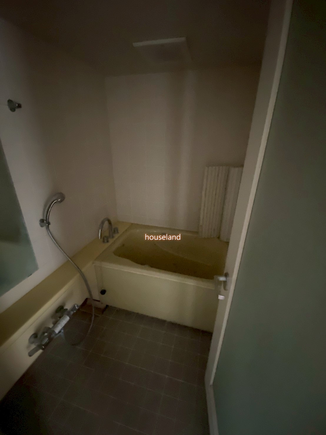 バス・シャワールーム　リノベーション工事前の写真です