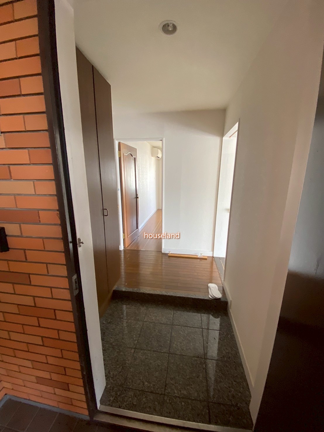 玄関　リノベーション工事前の写真です