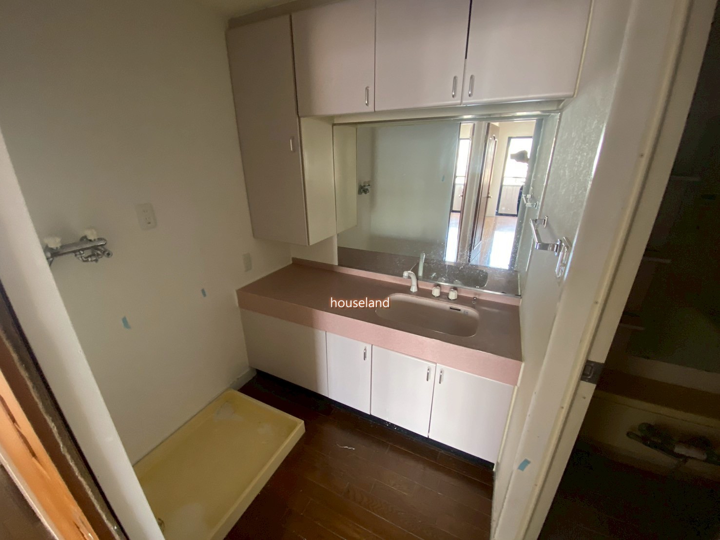 洗面設備　リノベーション工事前の写真です