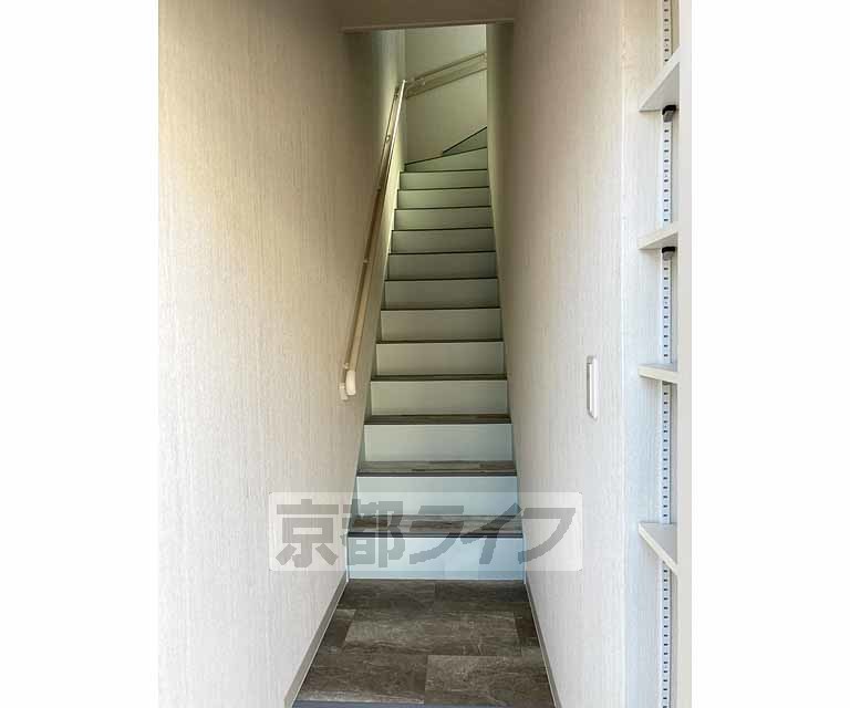 その他部屋・スペース　玄関すぐの階段です・