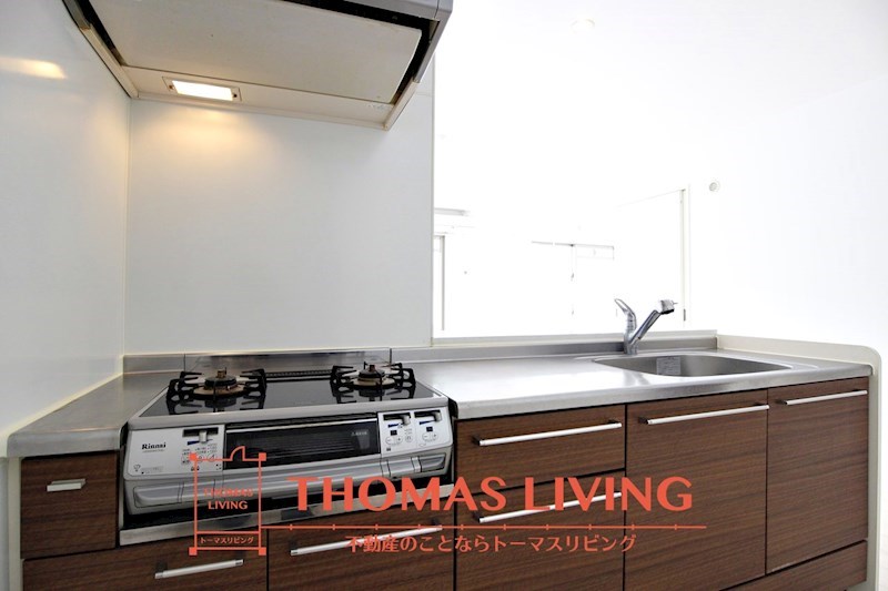 キッチン　コンロと洗い場までのスペースが広いのでお料理がしやすいです！