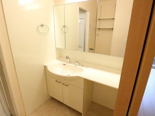 洗面設備　明るい洗面所です